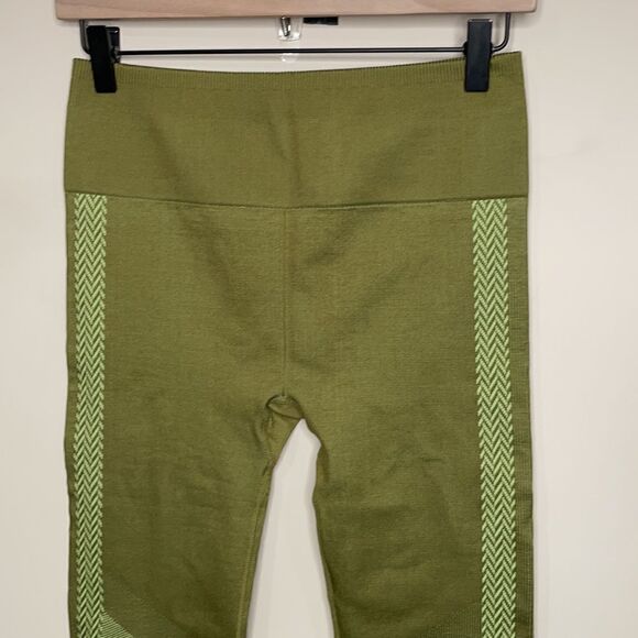 Fabletics Seamless High Waist Check Legging in Green - Picture 6 of 9